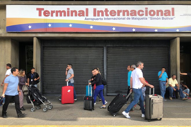 Mladi in delovno aktivni v Venezueli ne vidijo prihodnosti, zato množično odhajajo. Foto Reuters