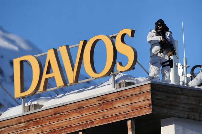 Davos se je skoraj pol stoletja, kolikor gosti ugledni forum, spremenil &ndash; če ni bil to že od samega začetka &ndash; v metaforo globalne ali morda, bolje rečeno, zahodne elite. FOTO: Denis Balibouse/Reuters