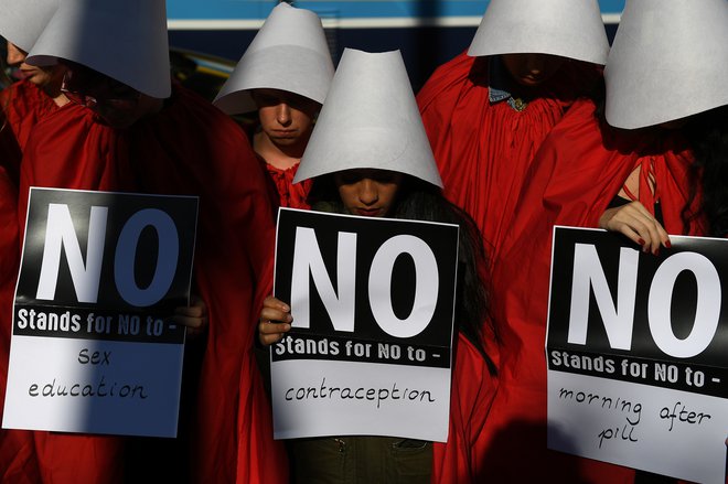 Pro-Choice activists dress up as characters from the Handmaid's Tale in a City centre demonstration ahead of a May 25 referendum on abortion law, in Dublin, Ireland May 23, 2018. REUTERS/Clodagh Kilcoyne - RC1461592ED0
