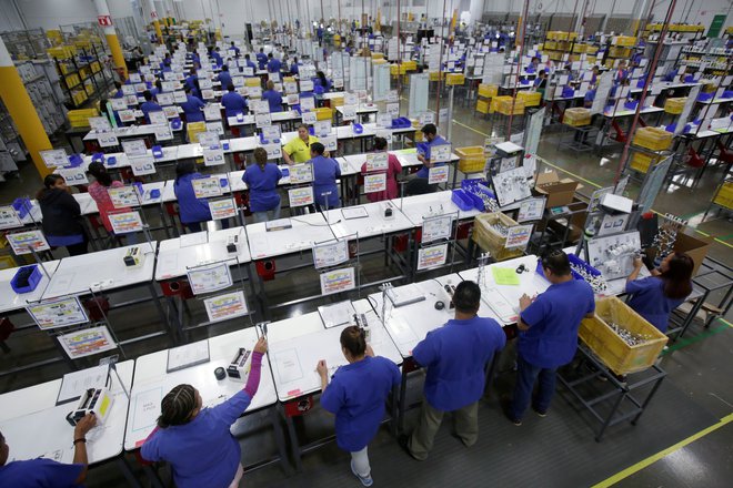 Tovarna v Mehiki, kjer izdelujejo električne komponente za avtomobilsko industrijo. FOTO: Reuters
