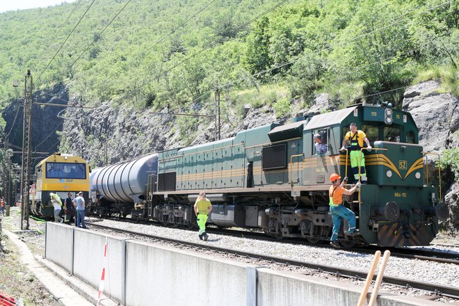 Dan po iztirjenju šestih vagonov je sanacija stekla s polno paro. FOTO: Marko Feist