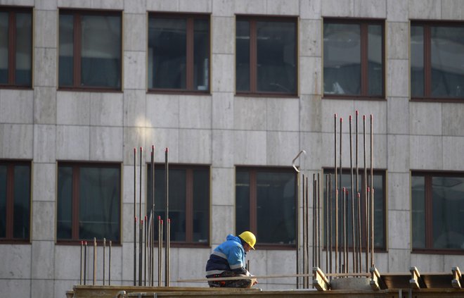 Delo v gradbeništvu je med najbolj napornimi deli pri nas, pogoje dela otežuje še vreme. FOTO: Roman Šipić/Delo