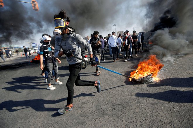 V zadnjih dneh so ulice Bagdada in drugih iraških mest v plamenih. FOTO: Reuters