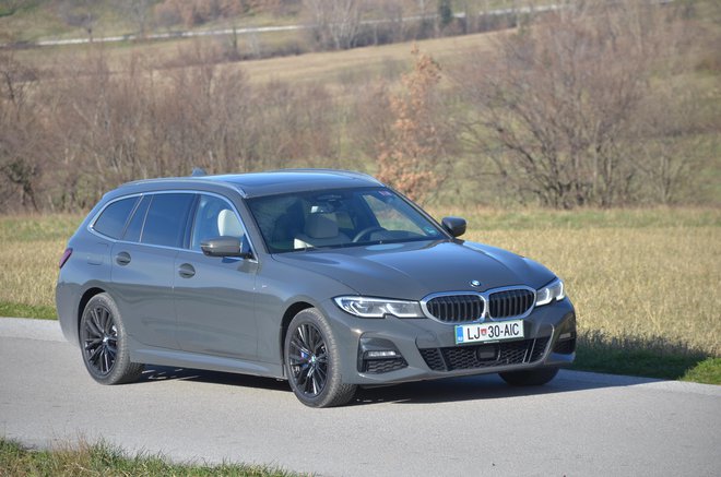 BMW 330d touring ima danes v bavarski hiši veliko več tekmecev kot nekoč, a ostaja pojem uporabnega klasičnega avtomobila. FOTO: Gašper Boncelj