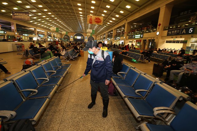 Dezinfekcija železniške postaje Hankou v Wuhanu. FOTO: AFP