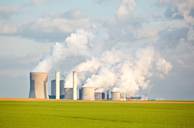 Nemška termoelektrarna na lignit Niederaußem je druga največja te vrste v Nemčiji in ena največjih onesnaževalk, ob njej pa stoji pilotni reaktor, ki iz zajetega CO2 vsak dan proizvede tono metanola. Foto Shutterstock