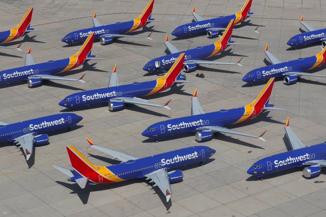 Prizemljeni boeingi 737 max letalskega prevoznika Southwest Airlines na letališču v Victorvillu v Kaliforniji. FOTO: Mike Blake/Reuters