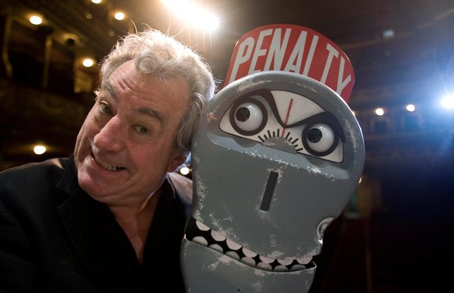 Terry Jones je v okviru Montyja Pythona režiral <em>Brianovo življenje</em> in <em>Smisel življenja</em>, ob tem pa igral zelo nenavadne vloge. FOTO: Nacho Doce/Reuters