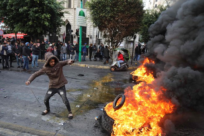 Prizor z današnjih protestov v Bejrutu. FOTO: Ibrahim Amro/AFP