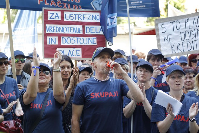 Sindikati javnega sektorja med drugim opozarjajo na specifike različnih poklicev, ki so v njem. Foto Leon Vidic/delo