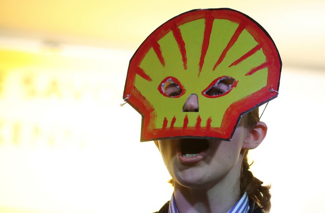 Protestnica iz gibanja Extinction Rebellion na bruseljskem motorističnem šovu. FOTO: Reuters/Yves Herman 