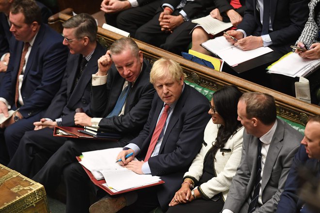 Britanski premier Boris Johnson med rednim odgovarjanjem na poslanska vprašanja. Foto: Jessica Taylor/Afp