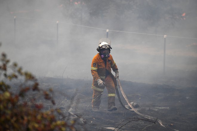 Gasilci zdaj poskušajo ustaviti požare pred glavnim mestom. FOTO: Stringer Reuters