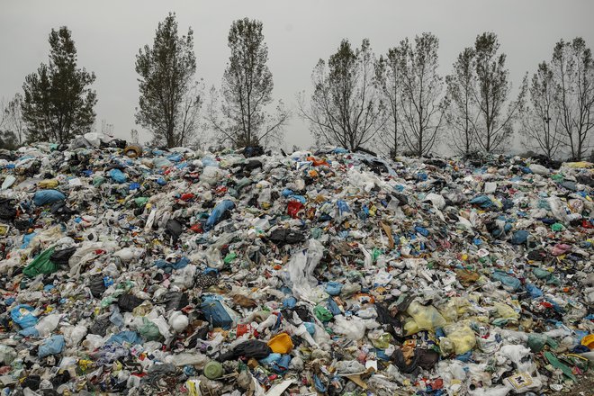 Če ni prihodka od prodaje nekomunalne embalaže, se komunalna začne kopičiti. FOTO: Uroš Hočevar/Delo