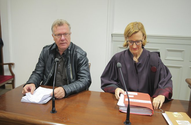 Bojan Rajšek in njegova pooblaščenka, odvetnica Jasna Zakonjšek, sta bila s svojimi argumenti bolj prepričljiva. FOTO: Jože Suhadolnik/Delo