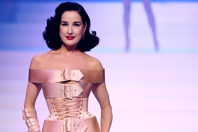 Med najbolj opaznimi je bila Dita von Tesse, tudi zaradi obleke, sestavljene iz več širokih satenastih pasov, ki jo je nosila. FOTO: AFP