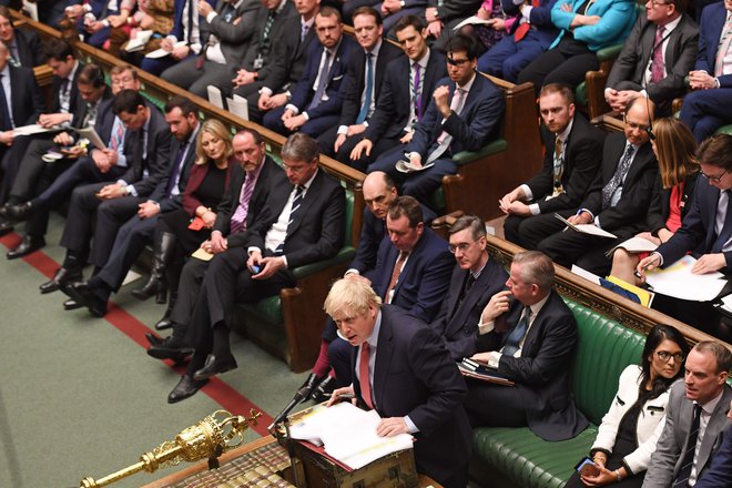 Britanski premier Boris Johnson med včerjašnjim odgovarjanjem na poslanska vprašanja. Foto: Jessica Taylor/Afp