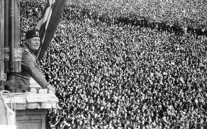 Benito Mussolini in množica, ki ga podpira. Foto Fotodokumentacija