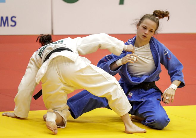 Kaja Kajzer (desno) je v Tel Avivu opravila z vsemi tekmicami v kategoriji do 57 kilogramov. FOTO: AFP