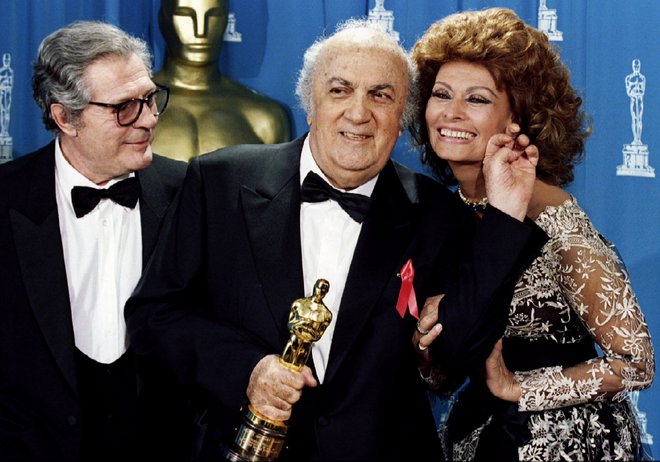 Na 65. podelitvi oskarjev v Los Angelesu je Federico Fellini prejel častnega oskarja za življenjsko delo. Spremljala sta ga Sophia Loren in Marcello Mastroianni. FOTO: Blake Sell/Reuters