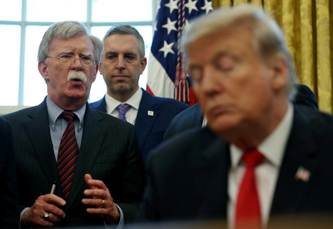 Ameriški predsednik Donald Trump in njegov že nekdanji svetovalec za nacionalno varnost&nbsp;John Bolton. FOTO: Leah Millis/Reuters