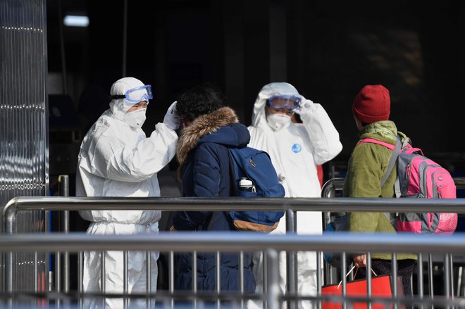 Vozovnice za javni prevoz preverjajo uslužbenci, oblečeni v varnostne obleke, grožnja virusa je velika. FOTO: Noel Celis/AFP
