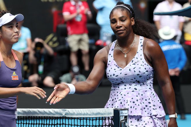 Prva dama ženskega tenisa Serena Williams je senzacionalno izpadla v tretjem krogu odprtega prvenstva Avstralije. FOTO: AFP