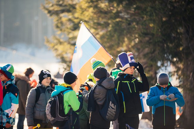 Ob moški posamični preizkušnji na <strong>Rudnem polju </strong>so odmevali glasovi otrok iz kar 36 slovenskih osnovnih šol, ki so si v sklopu akcije Otroci Triglava na Pokljuki ogledali tekmo svetovnega pokala. Foto: Anže Kacin