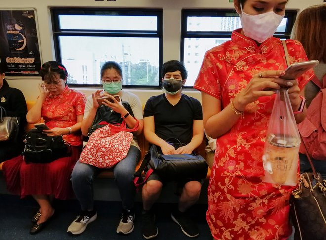 Kitajci svoj največji praznik preživljajo v strahu pred koronavirusom, ki se širi po deželi. FOTO: AFP