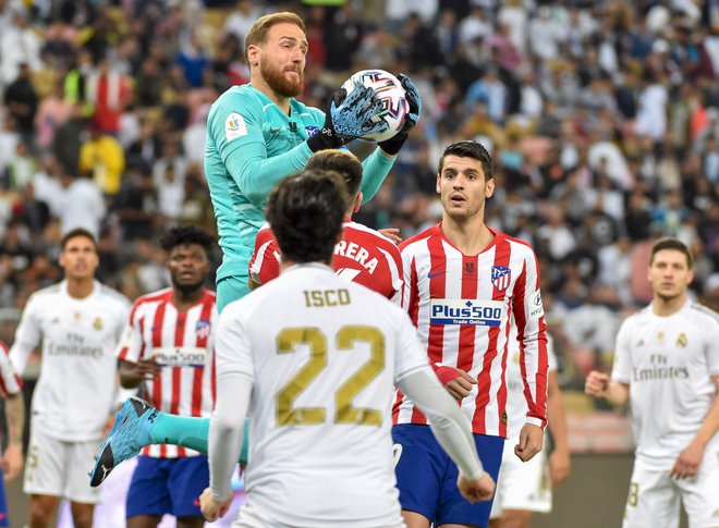 Jan Oblak (z žogo) in Alvaro Morata (desno) sta izpustila četrtkovo &raquo;sramoto&laquo; v Leonu, jutri bosta krenila nad Leganes. FOTO: AFP