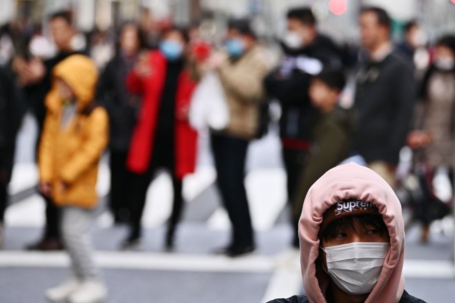 V mesto Wuhan, kjer je virus 31. decembra lani izbruhnil, je kitajska vojska poslala še 450 zdravstvenih delavcev. FOTO: Charly Triballeau/AFP