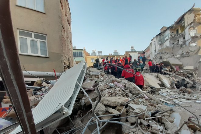 Mediji so objavili posnetke, na katerih je videti, kako več deset reševalcev v tišini išče preživele na vrhu večnadstropne stavbe, ki se je zrušila. FOTO: Ali Haydar Gozlu/AFP