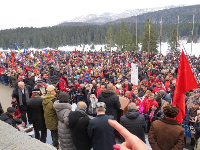 Planina Igman se je na današnji spominski slovesnosti šibila pod težo približno osem tisoč glave množice. FOTO: Bojan Rajšek/Delo