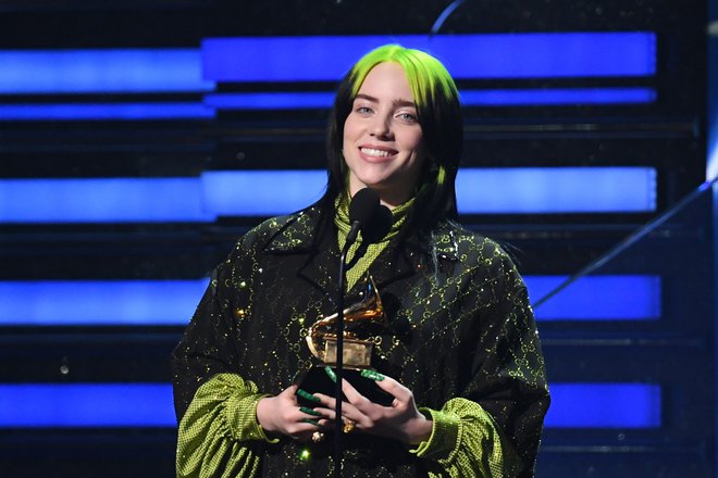 Debitantski album Billie Eilish <em>When We All Fall Asleep, Where Do We Go?</em> je postal najboljši album, pesem <em>Bad Guy</em><em> </em>pa so razglasili za najboljšo skladbo leta in najboljši posnetek leta. Pripadel ji je tudi grammy za najboljšega mladega izvajalca. FOTO: Robyn Beck/AFP