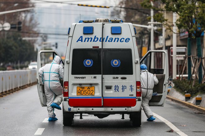 V Wuhan so danes poslali tudi dodatno zdravstveno osebje. FOTO: AFP