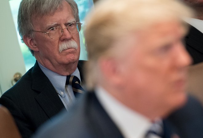 John Bolton, ko je bil na položaju svetovalca za nacionalno varnost, ob predsedniku Donaldu Trumpu. FOTO: Saul Loeb/AFP