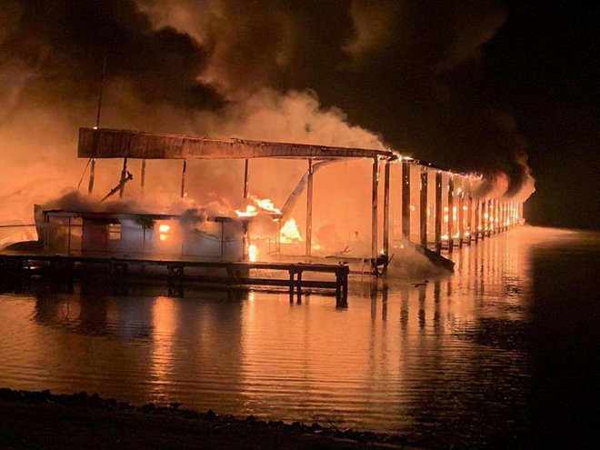 Več ladij, ki so jih pogoltnili plameni, je bilo rezidenčnih, lastniki so jih uporabljali za svoj dom. Ogenj jih je presenetil med spanjem. FOTO: Southern Torch/Reuters
