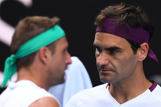 Tudi Roger Federer ni vedno &raquo;fit&laquo;, a vprašanje je, kako velik davek bo plačal v polfinalu za srečno četrtfinalno zmago. FOTO: AFP