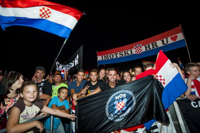 Publika iz Imotskega z ustaškimi obeležji na koncertu Marka Perkovića Thompsona, ljubljenca skrajno desničarske publike, ki svoje nastope rad začini s spornim pozdravom &raquo;Za dom spremni&laquo;. Foto Niksa Stipanicev / Cropix Cropix