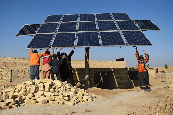 Pred taboriščem razseljenih ljudi pred Mazar-i-Šarifom s sončno energijo zbirajo vodo. FOTO: Farshad Usyan/Afp