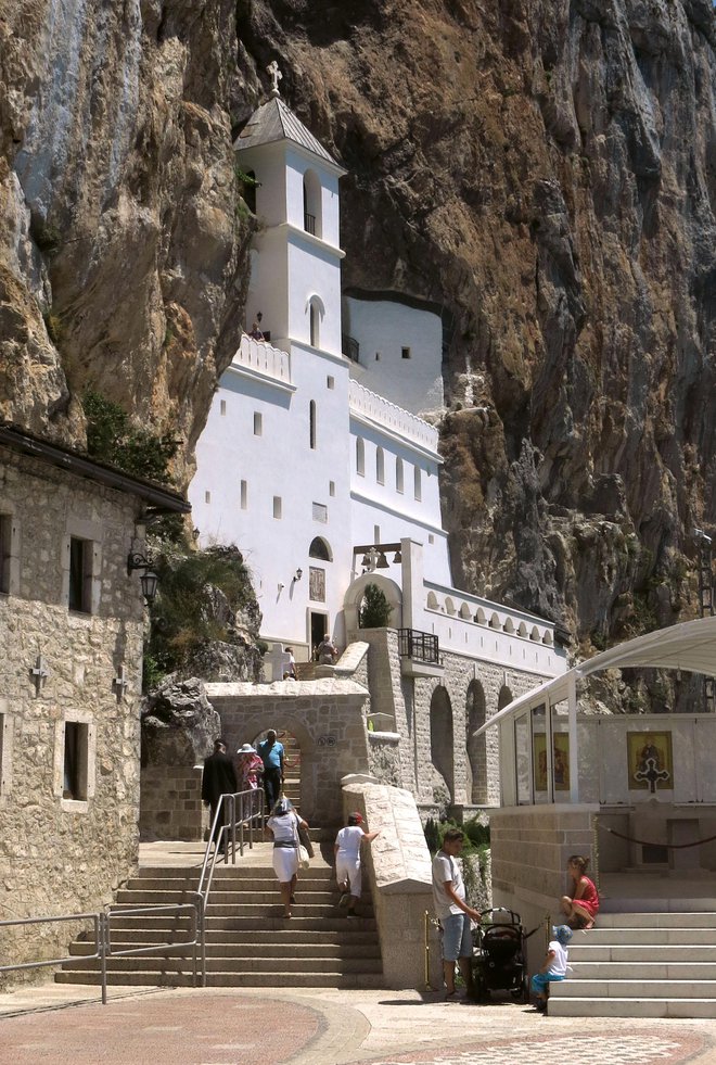 Samostan Ostrog v Črni gori bo po zakonu o verski svobodi pripadel državi. Foto Blaž Samec