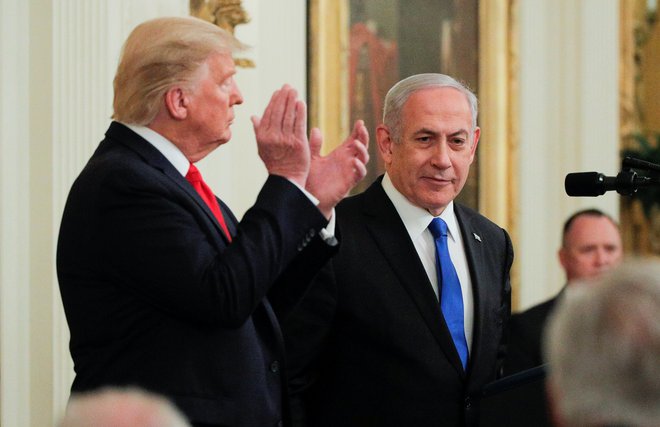 Ameriški poredsednik Donald Trump in izraelski premier Benjamin Netanjahu na tiskovni konferenci v Beli hiši. FOTO: Brendan McDermid/Reuters