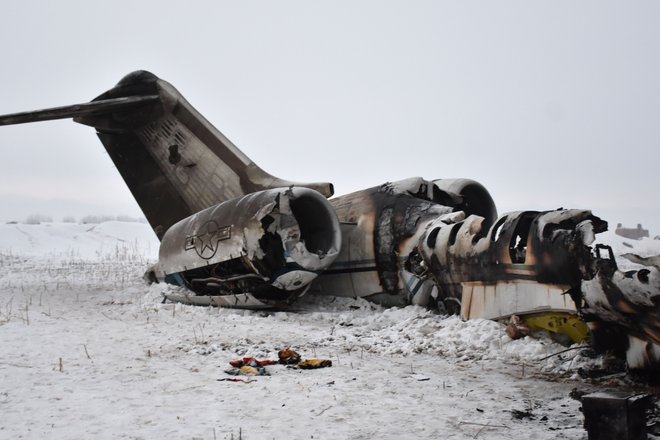 Vojaško letalo E-11A je strmoglavilo v hribovitem predelu province Gazni. FOTO: AFP