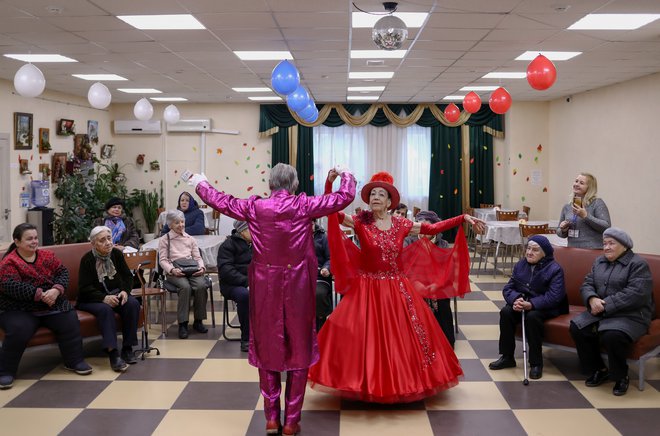 Utrinek iz&nbsp; njunega nastopa v socialnem centru v Moskvi. FOTO: Evgenia Novozhenina/Reuters