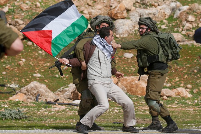 Načrt stoletja med drugim legalizira stotine ilegalnih judovskih naselbin na okupiranem Zahodnem bregu, Izraelu podarja ozemlje ob reki Jordan, palestinska območja še dodatno razprši in razširi pooblastila izraelskih varnostnih sil. FOTO: AFP