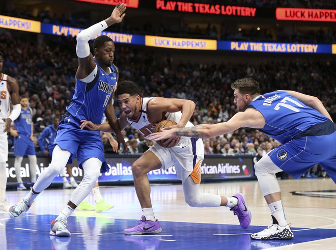 Luka Dončić je tokrat izgubil bitko s Kevinom Book. Foto AFP Foto Usa Today Sports Usa Today Sports