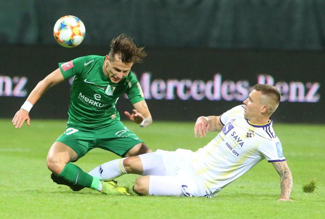 Stefan Savić (levo) bo tudi v Turčiji na čakanju, vijolični Martin Milec pa je že prejel poljsko učno uro. FOTO: Tadej Regent/Delo