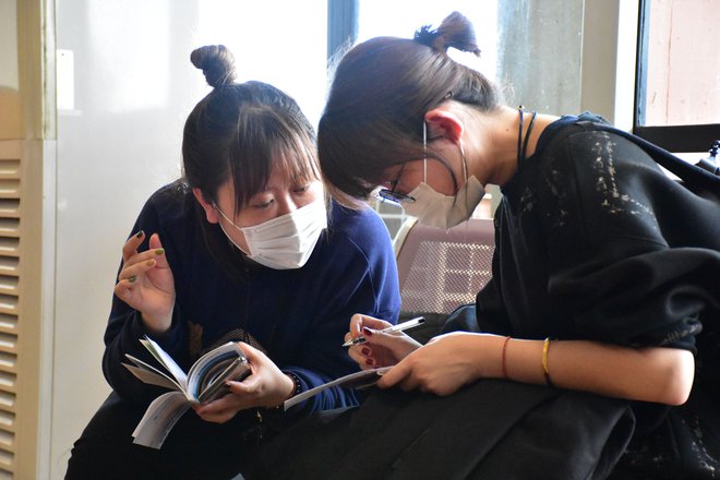 Doslej je virus, ki se je začel širiti iz kitajskega mesta Wuhan, zahteval več kot 130 smrtnih žrtev, okuženih pa je okoli 6000 ljudi.FOTO: Filbert Rweyemamu/AFP