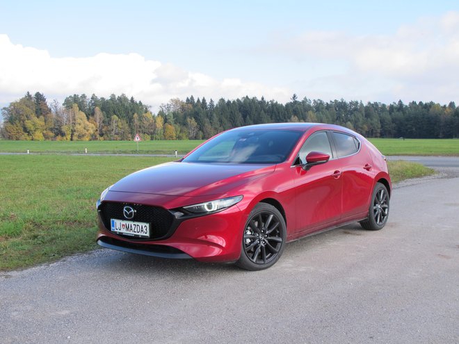 Mazda3 je z novo generacijo predvsem športnica, kar dokazujejo tudi njene poteze. FOTO: Blaž Kondža