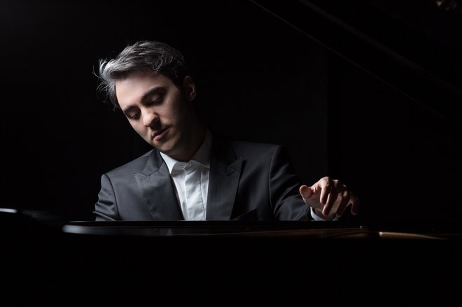 Pianist Aleksander Gadžijev ob interpretaciji namenja premislek razumevanju posamezne skladbe in njenega konteksta. Foto Festival Ljubljana